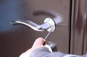Замена дверной ручки металлической двери в Подольске