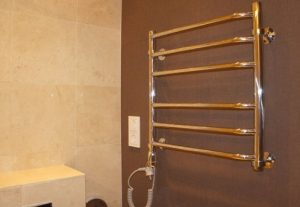 Установка электрического полотенцесушителя в ванной в Подольске